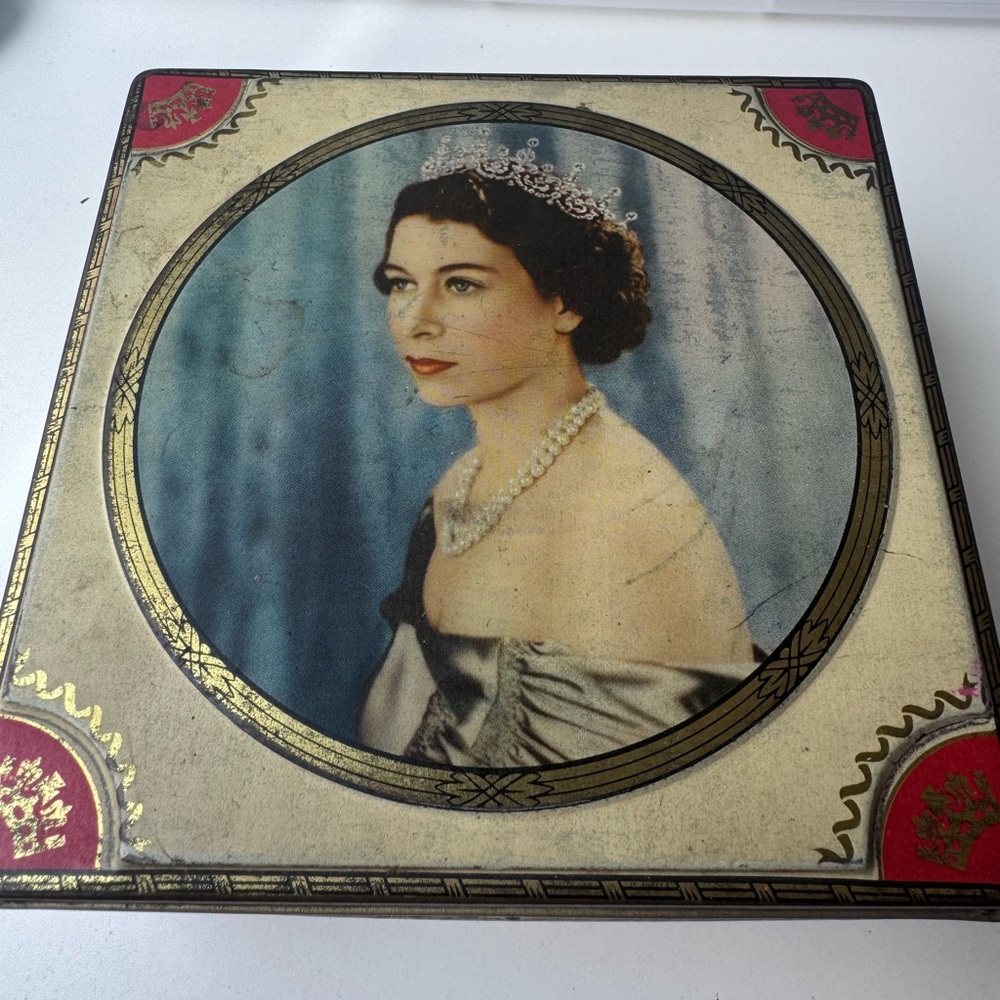 Vintage Tin Queen Elizabeth